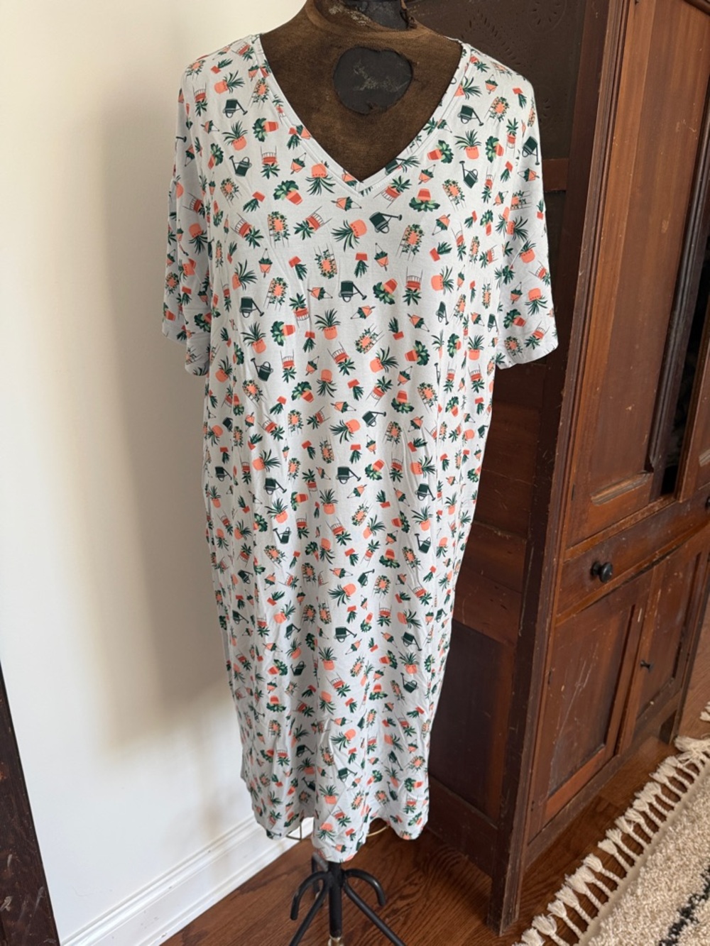 Duluth Trading Co White V-Neck Floral Print Nightgown NWOT